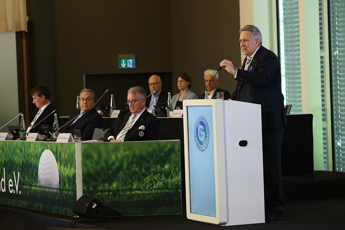 DGV-Präsident Claus M. Kobold zeigte sich zufrieden über die Entscheidung der Mitglieder, den Deutschen Golf Verband zukunftsfähig zu machen und mit einer Beitragsanpassung auf 20 Euro auszustatten. (Foto. DGV/Herlich)